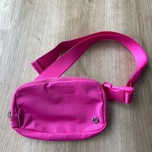 Lululemon Everywhere Belt Bag - Sonic Pink